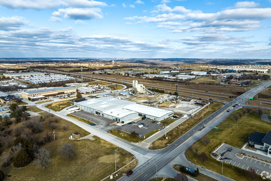 More Photos Of 8215-8257 Hedge Lane Ter, Shawnee Warehouse For Lease