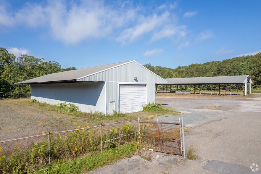 More Photos Of 166 Foster Ave, Freeland Warehouse For Lease