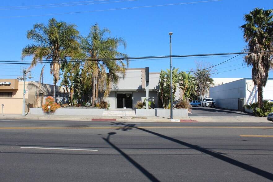 Primary Photo Of 6944 Reseda Blvd, Reseda Freestanding For Lease