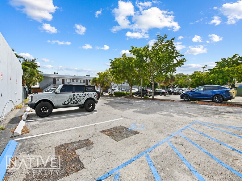 More Photos Of 2852 E Oakland Park Blvd, Fort Lauderdale Storefront Retail Office For Sale