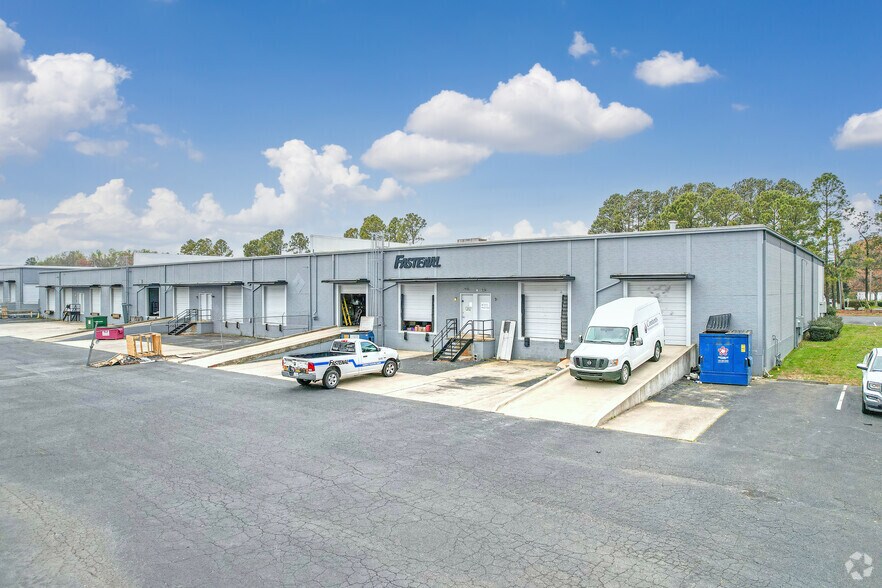 More Photos Of 1000-1022 Pressley Rd, Charlotte Warehouse For Lease