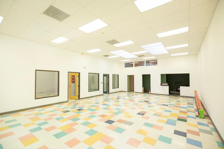 More Photos Of 1112 D St, Sacramento Showroom For Lease