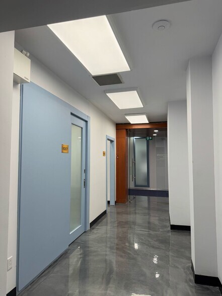 More Photos Of 3858-3870 Notre-Dame, Laval Office For Sale