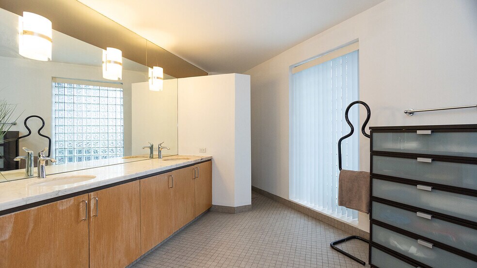 More Photos Of 711 N Milwaukee Ave, Chicago Storefront Retail Office For Sale