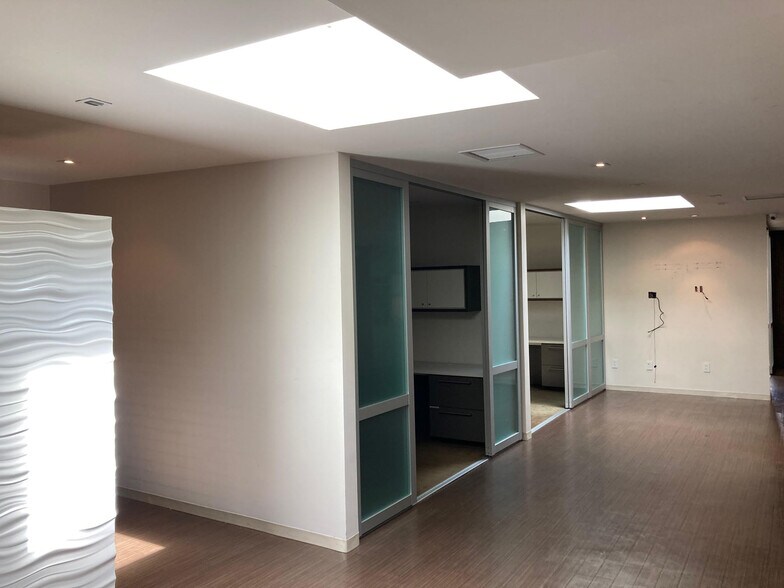 More Photos Of 7661 Girard Ave, La Jolla Storefront Retail Office For Lease