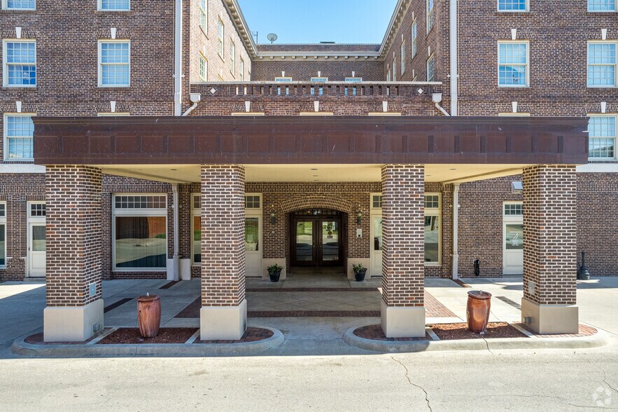 More Photos Of 250 E James St, Cleburne Hotel For Sale