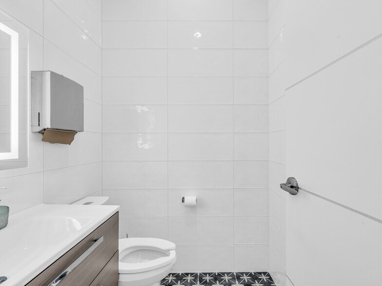 More Photos Of 541 Queen St E, Toronto Storefront For Lease