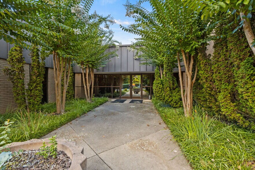 More Photos Of 127 Tanner Rd, Greenville Flex For Lease