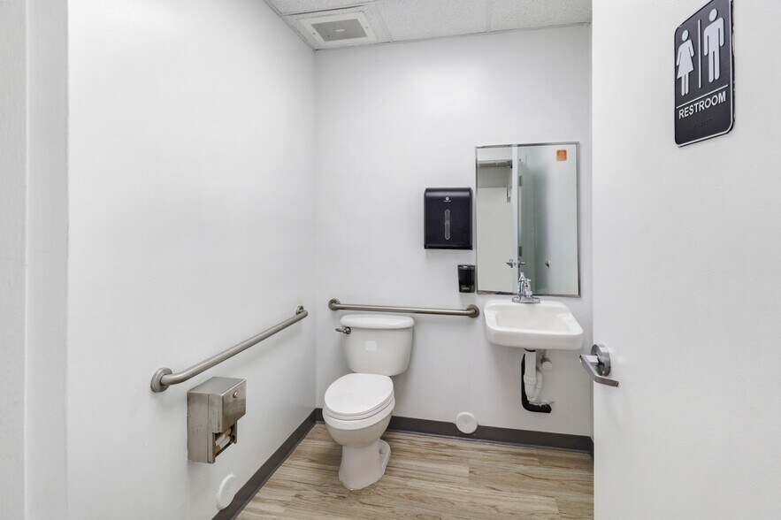 More Photos Of 955 NW 159th Dr, Miami Warehouse For Lease