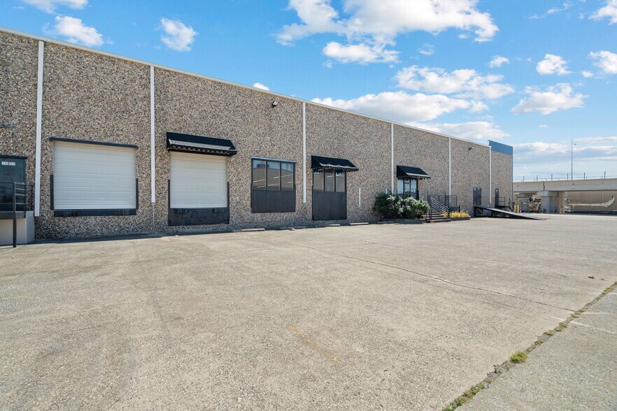 More Photos Of 15201-15207 Midway Rd, Addison Distribution For Lease