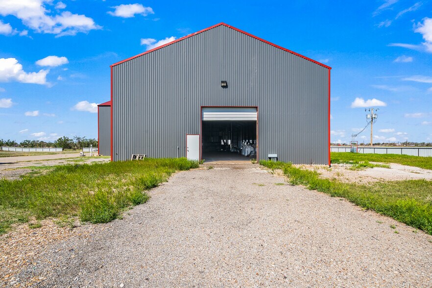 More Photos Of 1809 114 Hwy, Levelland Industrial For Lease
