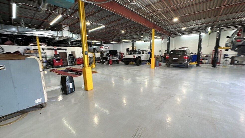 More Photos Of 10640-10650 Gateway Blvd, Creve Coeur Light Distribution For Lease