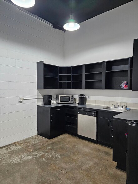 More Photos Of 6878-6880 Beck Ave, North Hollywood Warehouse For Lease