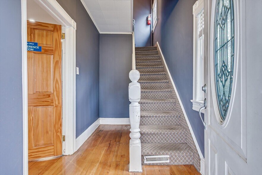 More Photos Of 27 N Main St, Marlboro Office For Sale