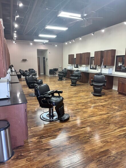 More Photos Of 21038 US Highway 281 N, San Antonio Storefront Retail Office For Lease