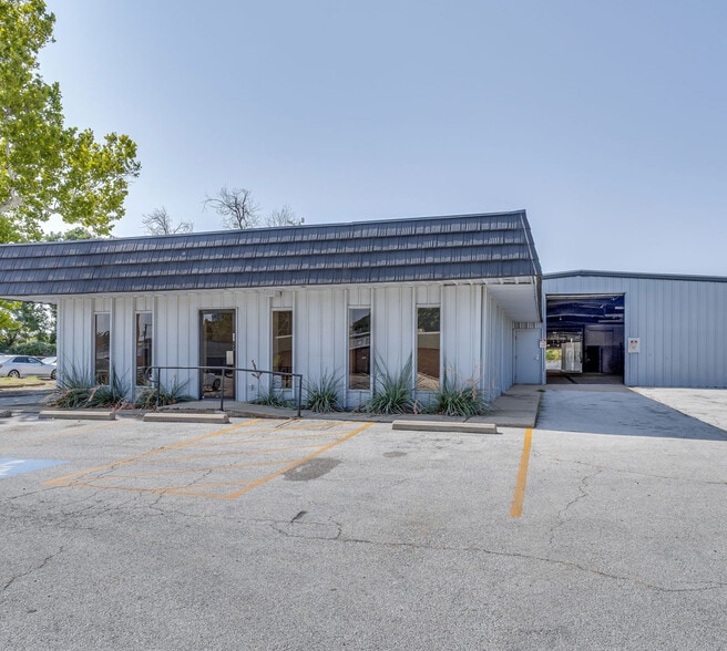 More Photos Of 926 W Division St, Arlington Flex For Sale
