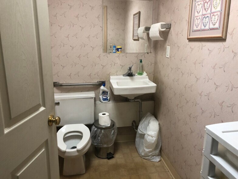 More Photos Of 18735 Ecorse Rd, Allen Park Office For Lease