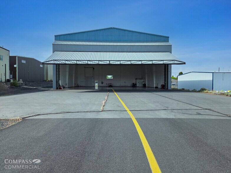 More Photos Of 665 Salmon Ave, Redmond Airplane Hangar For Sale