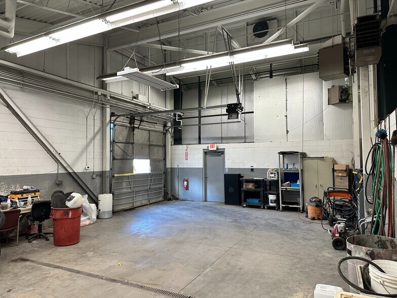 More Photos Of 2200 Elizabeth Lake Rd, Waterford Auto Dealership For Sale