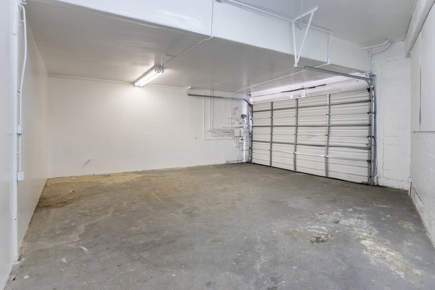 More Photos Of 11129 Hartsook St, North Hollywood Warehouse For Lease