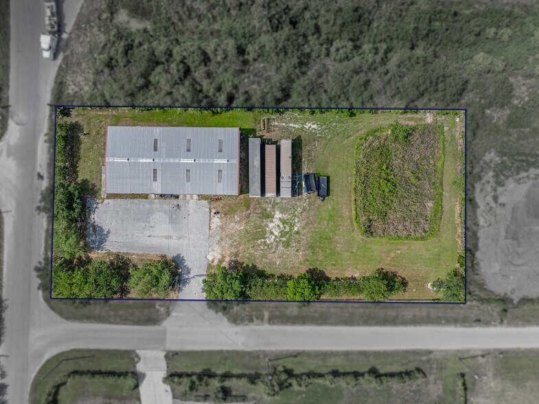 More Photos Of 2404 Longhorn Ave, Lakeland Manufacturing For Sale