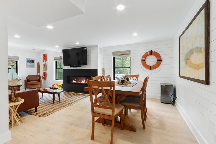 More Photos Of W4724 S Lakeshore Dr, Fontana-on-Geneva Lake Storefront For Sale