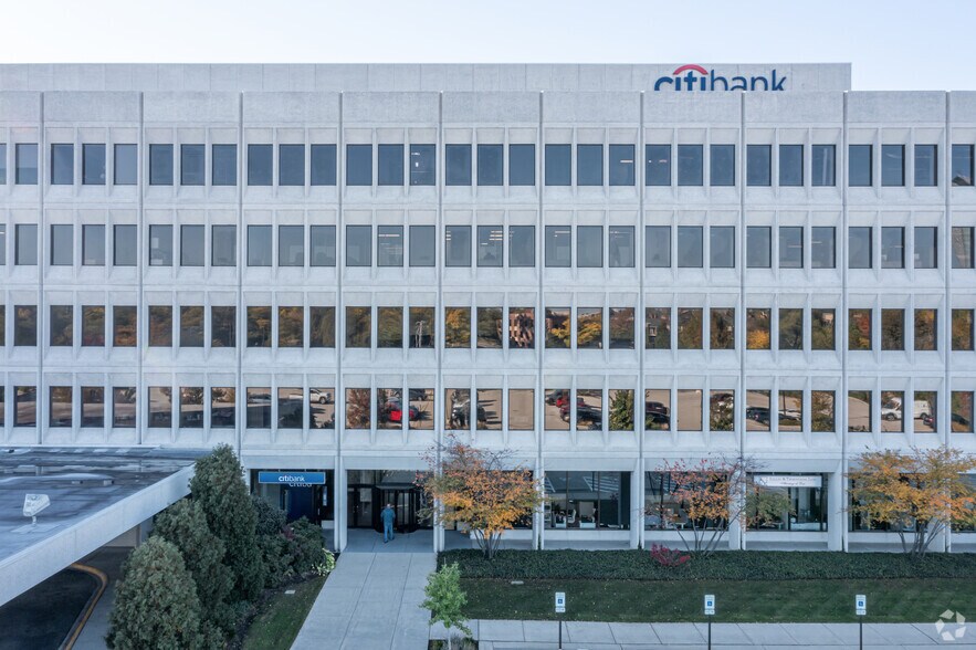 More Photos Of 1900 Spring Rd, Oak Brook Office For Lease