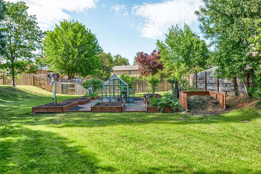 More Photos Of 2336 Table Rock Rd, Medford Freestanding For Sale