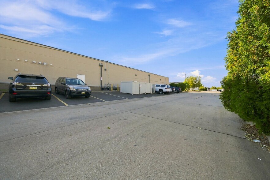 More Photos Of 3441 Devils Glen Rd, Bettendorf Storefront For Lease