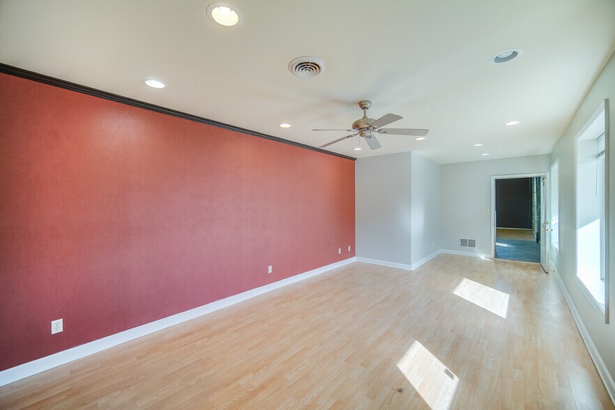 More Photos Of 926 Geneva St, Shorewood Warehouse For Lease