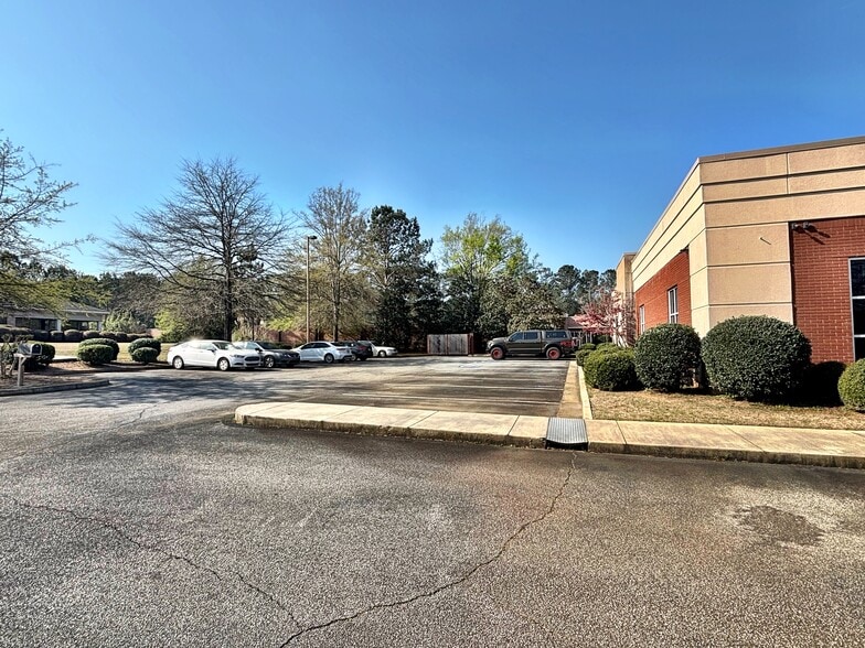 More Photos Of 6400 Peake Rd, Macon-Bibb Office For Sale