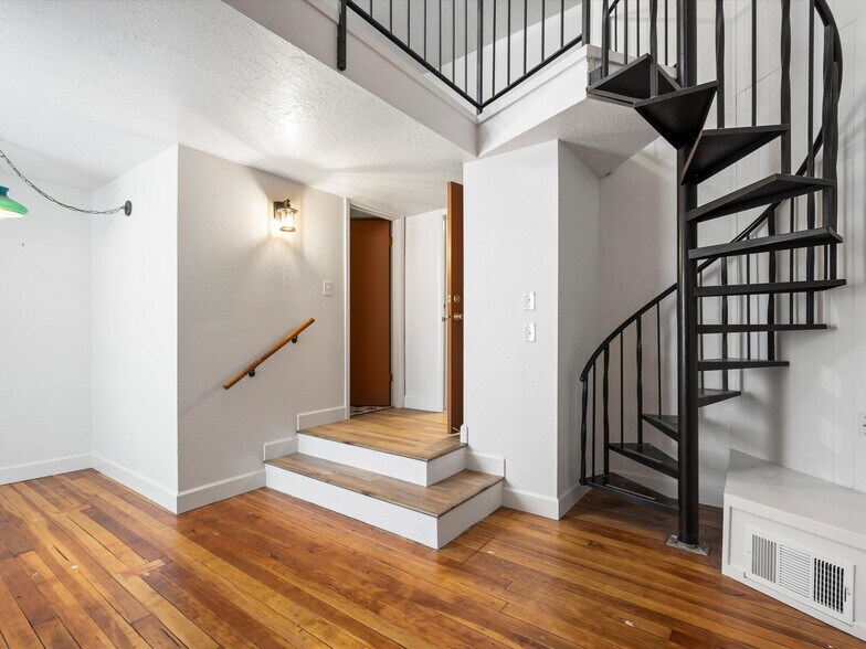 More Photos Of 900 S Highway 39, Huntsville Restaurant For Sale