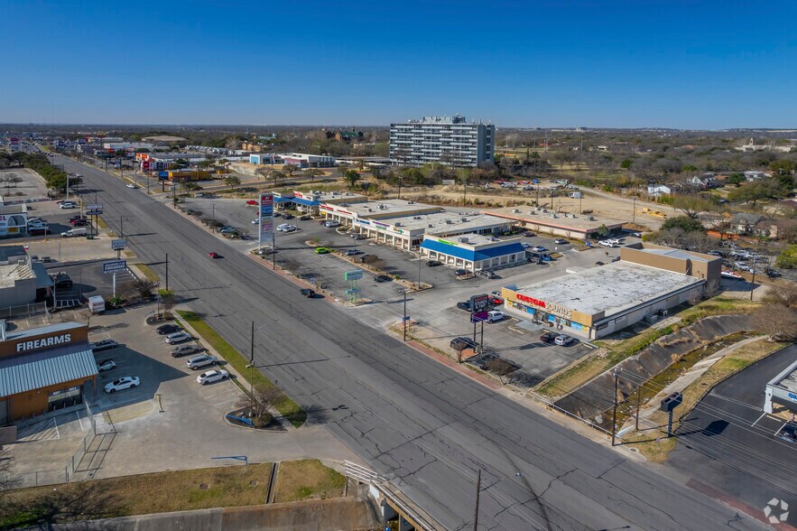 More Photos Of 7049-7075 San Pedro Ave, San Antonio Storefront For Lease