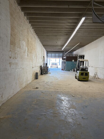 More Photos Of 2649 S Park Rd, Hallandale Warehouse For Lease