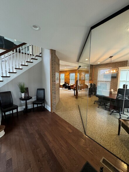 More Photos Of 640 W University Dr, Rochester Office Residential For Lease