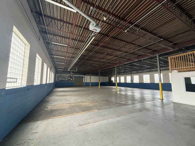 More Photos Of 35441-35453 Groesbeck Hwy, Clinton Township Warehouse For Lease