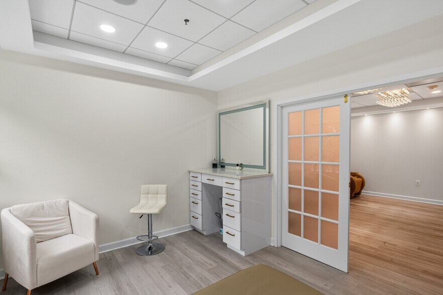 More Photos Of 7601 Lewinsville Rd, McLean Medical For Sale