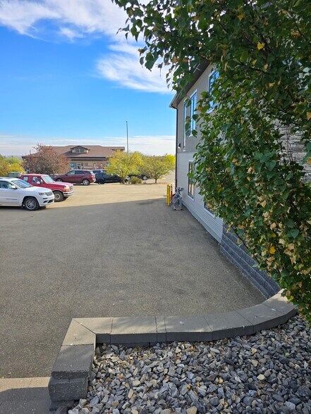 More Photos Of 110 Pelican Pl, Sylvan Lake Office For Lease