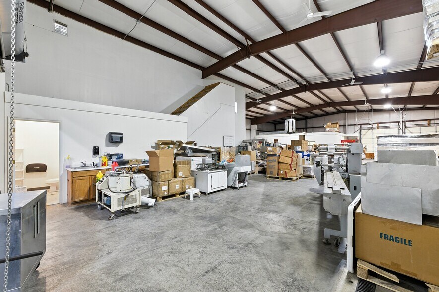 More Photos Of 376-384 Commerce Loop, Orem Manufacturing For Lease