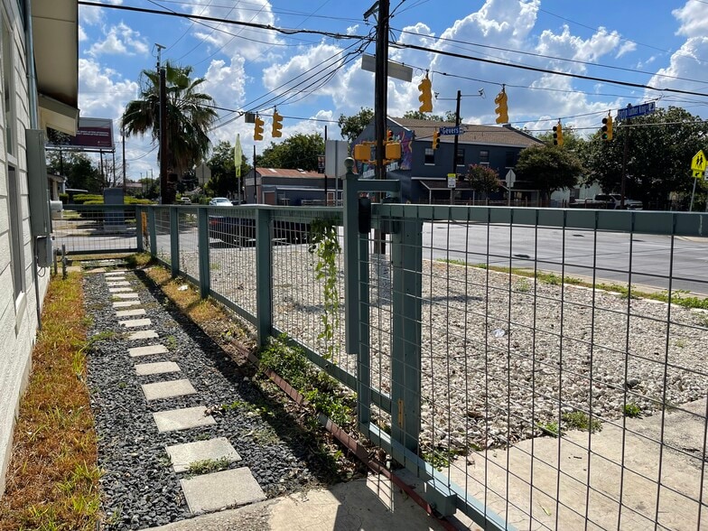 More Photos Of 629 S Gevers St, San Antonio Office For Sale