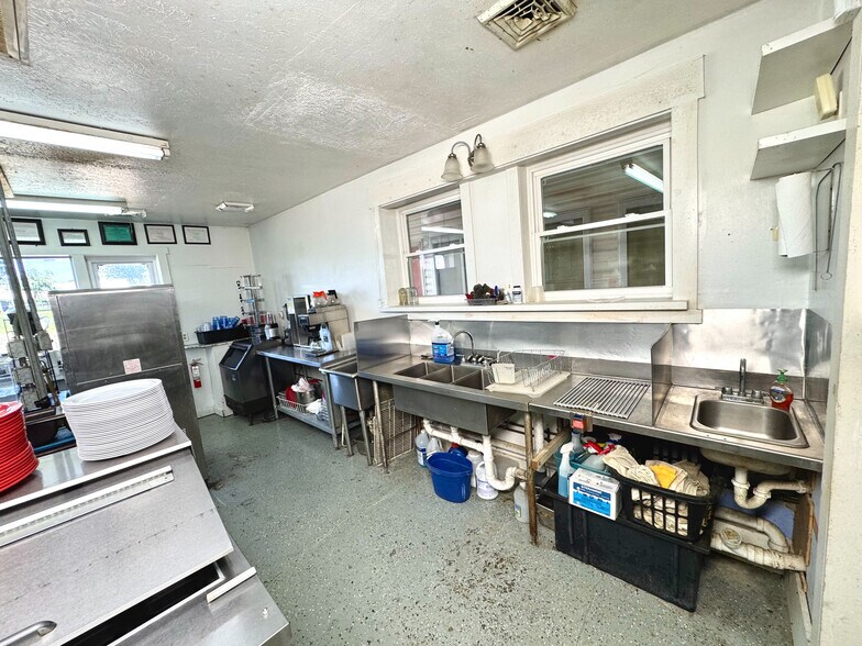 More Photos Of 19510 Leatherwood Rd, Salesville Freestanding For Sale