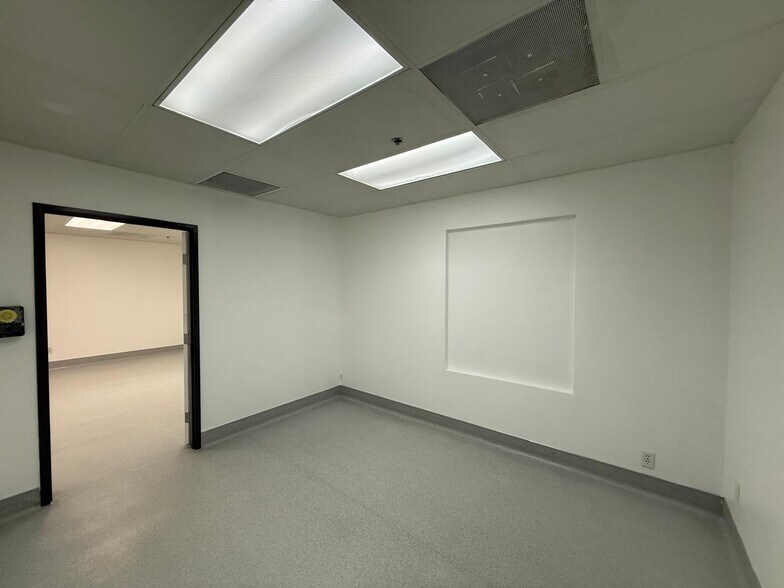 More Photos Of 7979-7989 Vickers St, San Diego Flex For Lease