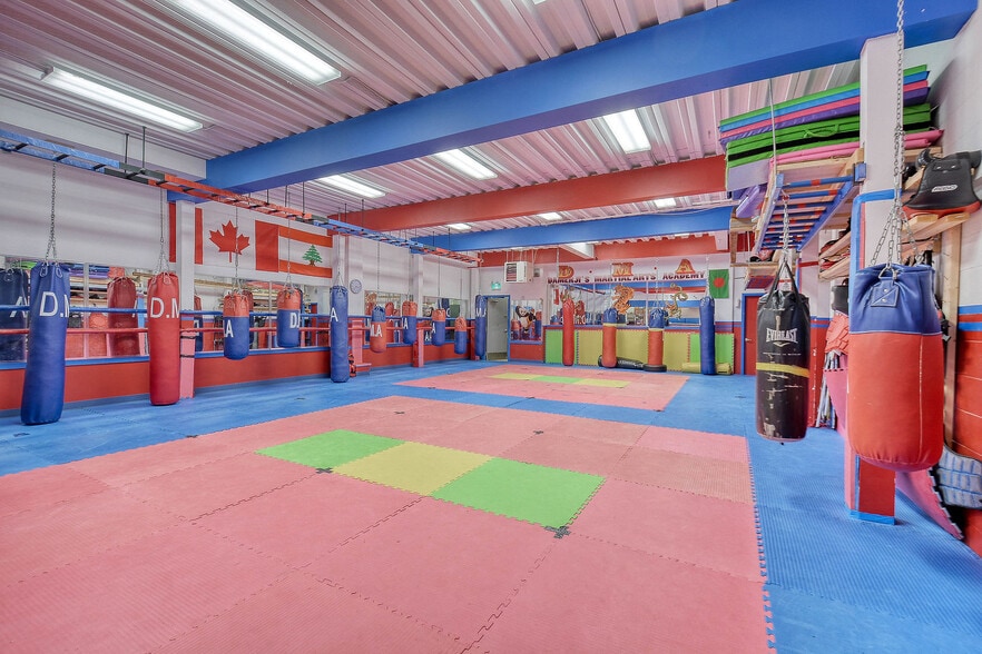More Photos Of 32 Westwinds Cres NE, Calgary Flex For Lease