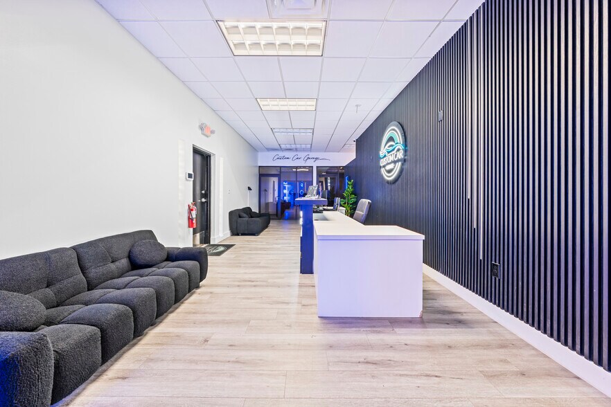 More Photos Of 2500 NW 39th St, Miami Light Distribution For Sale