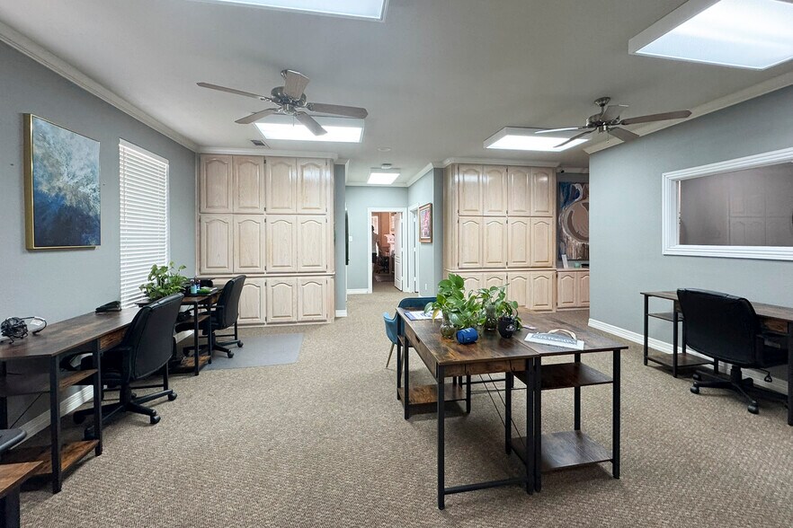 More Photos Of 2128 Parkwood Dr, Bedford Office For Sale