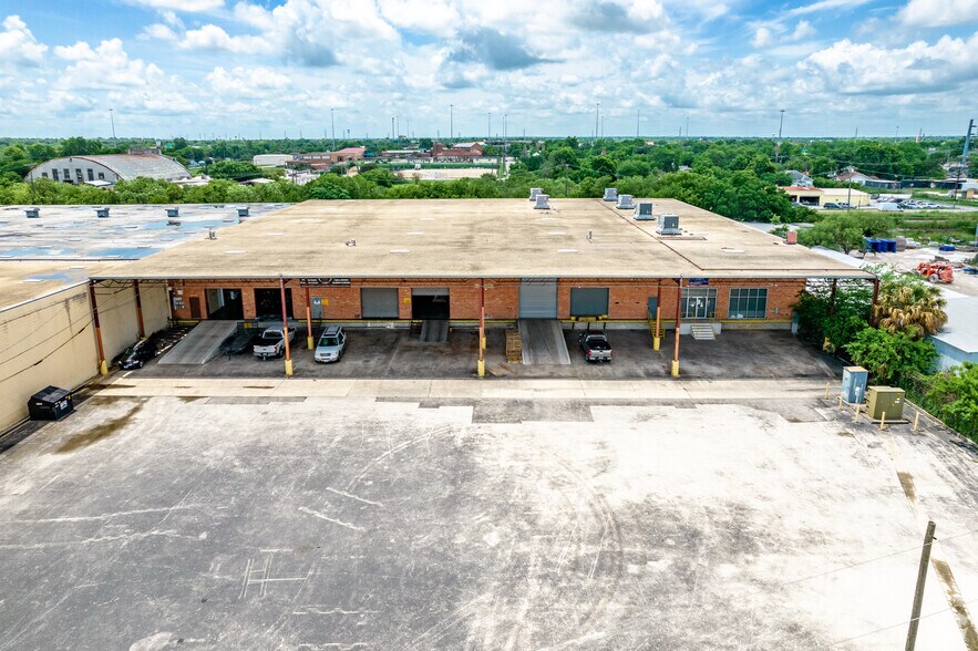 More Photos Of 30 Essex St, San Antonio Warehouse For Lease