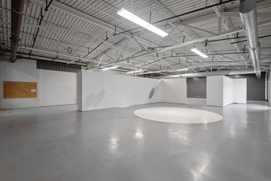 More Photos Of 7878 Gull Rd, Richland Warehouse For Lease