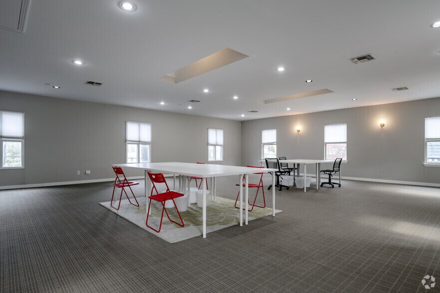 More Photos Of 504 W 38th St, Austin Unknown For Lease