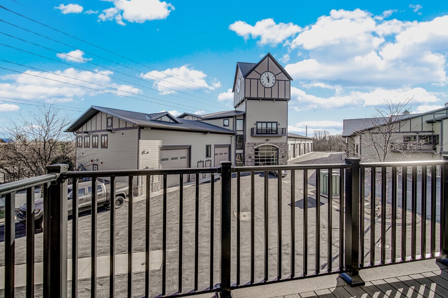 More Photos Of 2244 Ferry Rd, Naperville Flex For Sale