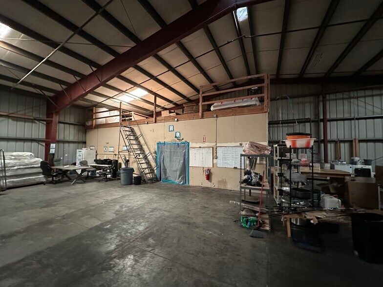 More Photos Of 140 Flocchini Cir, Lincoln Warehouse For Lease